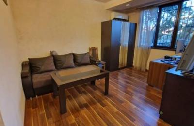 A 1-2 room apartment is for rent in the center near Republic Square